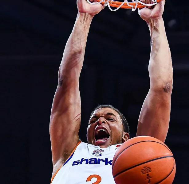 乐鱼leyu官方网站-首节20分+全场36分！35岁弗格加盟即巅峰，上海捡到CBA最强“定海神针”