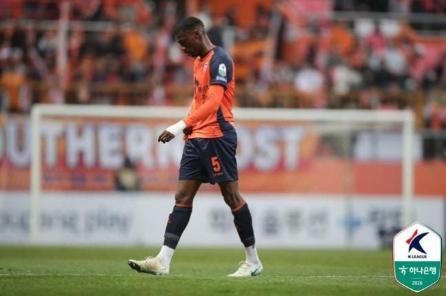 乐鱼体育官方网站-首轮比赛染红，济州SK外援伊塔洛遭到韩国球迷种族歧视