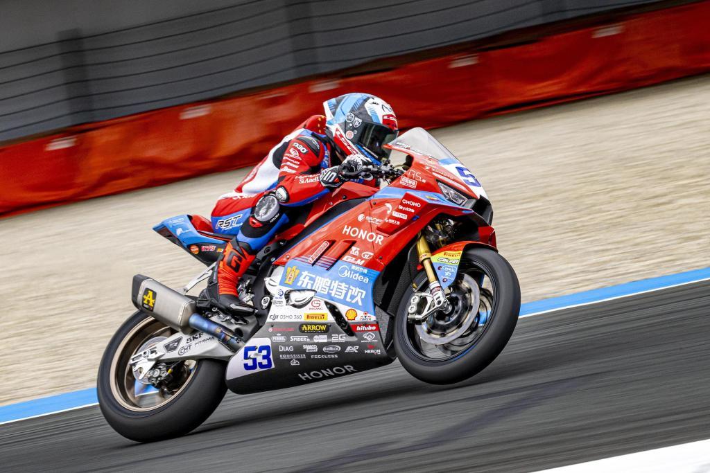 乐鱼体育-WSBK匈牙利站首回合正赛，张雪机车车手再夺冠！